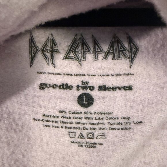 EUC Def Leppard Sweatshirt in Lavendar Color Size L - Picture 3 of 3